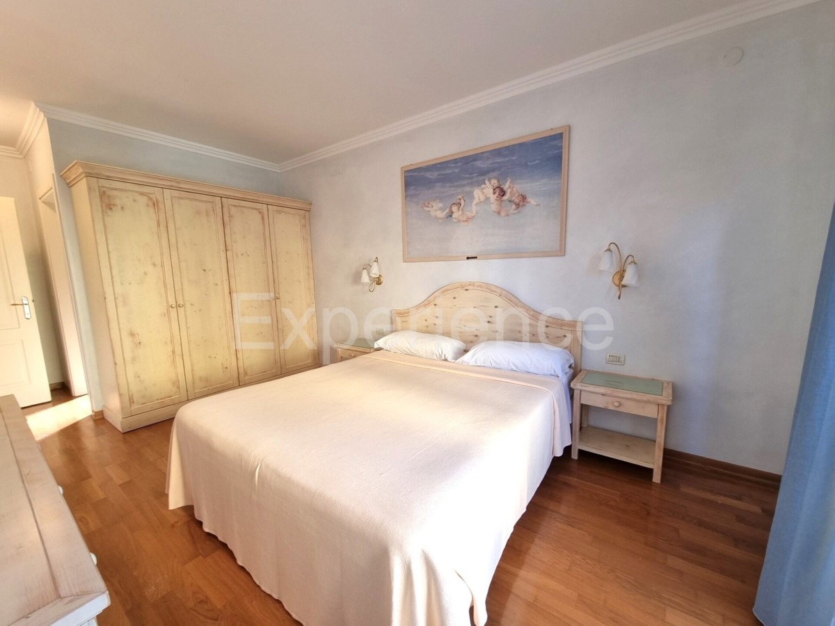 POSIZIONE ESCLUSIVA! Crveni Vrh - appartamento con spaziosa terrazza, a 130 metri dal mare!