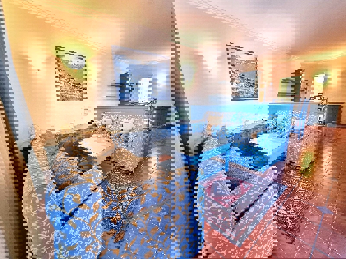 POSIZIONE ESCLUSIVA! Crveni Vrh - appartamento con spaziosa terrazza, a 130 metri dal mare!