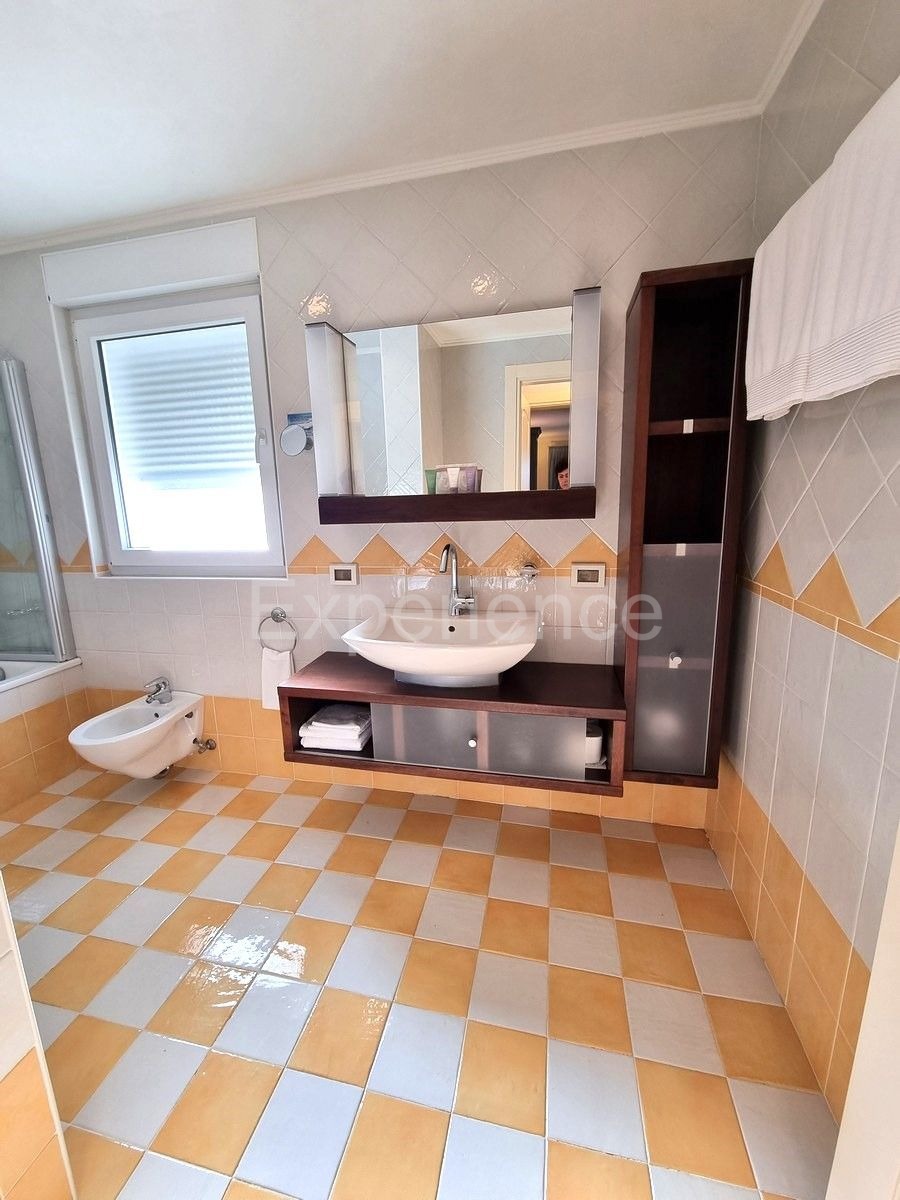 POSIZIONE ESCLUSIVA! Crveni Vrh - appartamento con spaziosa terrazza, a 130 metri dal mare!