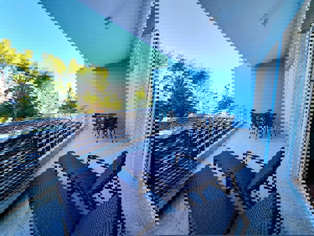 POSIZIONE ESCLUSIVA! Crveni Vrh - appartamento con spaziosa terrazza, a 130 metri dal mare!