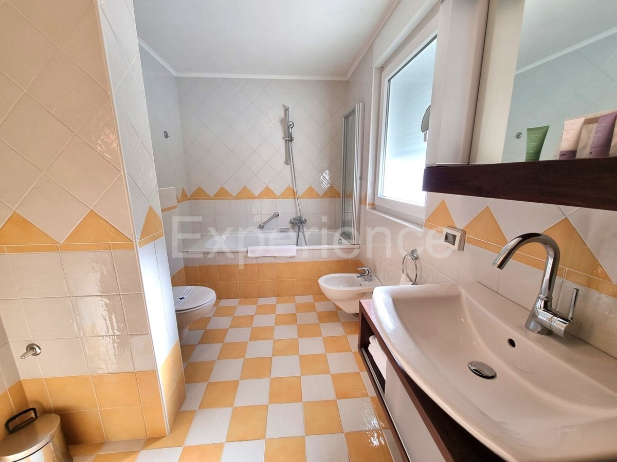 POSIZIONE ESCLUSIVA! Crveni Vrh - appartamento con spaziosa terrazza, a 130 metri dal mare!