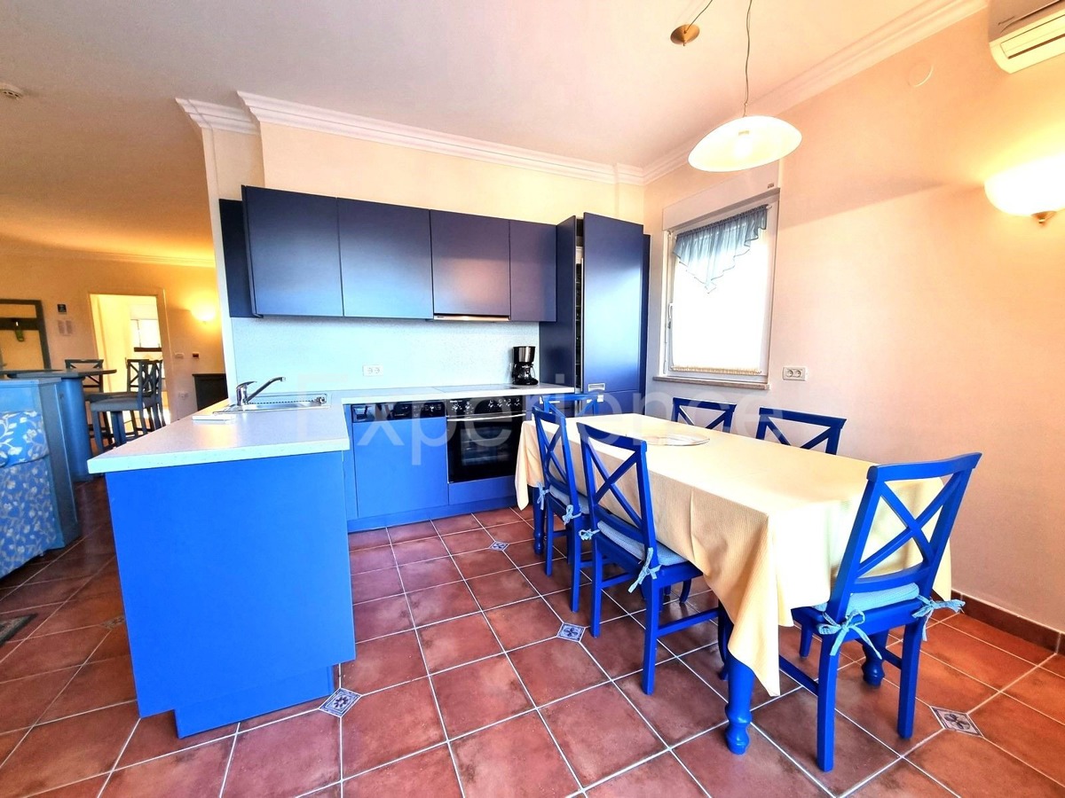 POSIZIONE ESCLUSIVA! Crveni Vrh - appartamento con spaziosa terrazza, a 130 metri dal mare!