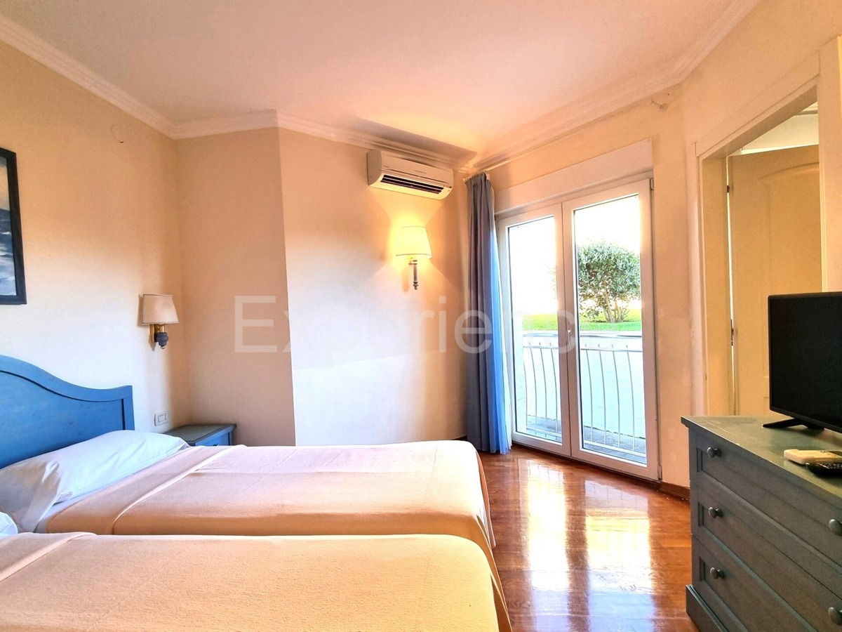 POSIZIONE ESCLUSIVA! Crveni Vrh - appartamento con spaziosa terrazza, a 130 metri dal mare!