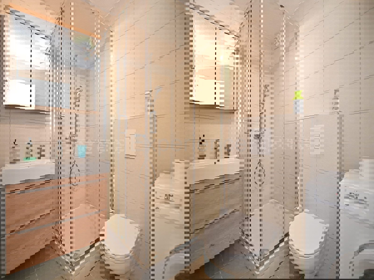 Červar Porat - elegante APPARTAMENTO CON GIARDINO, completamente ristrutturato!