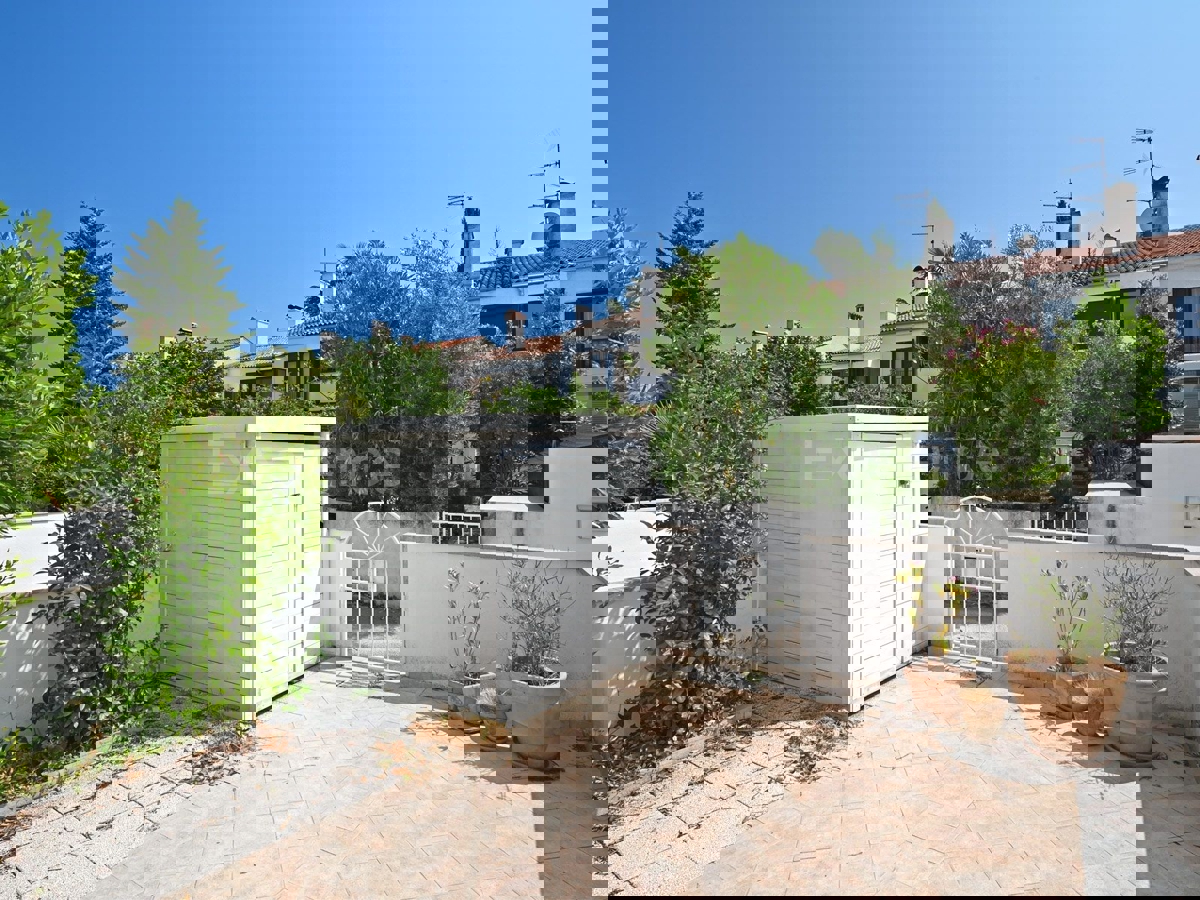 Červar Porat - elegante APPARTAMENTO CON GIARDINO, completamente ristrutturato!