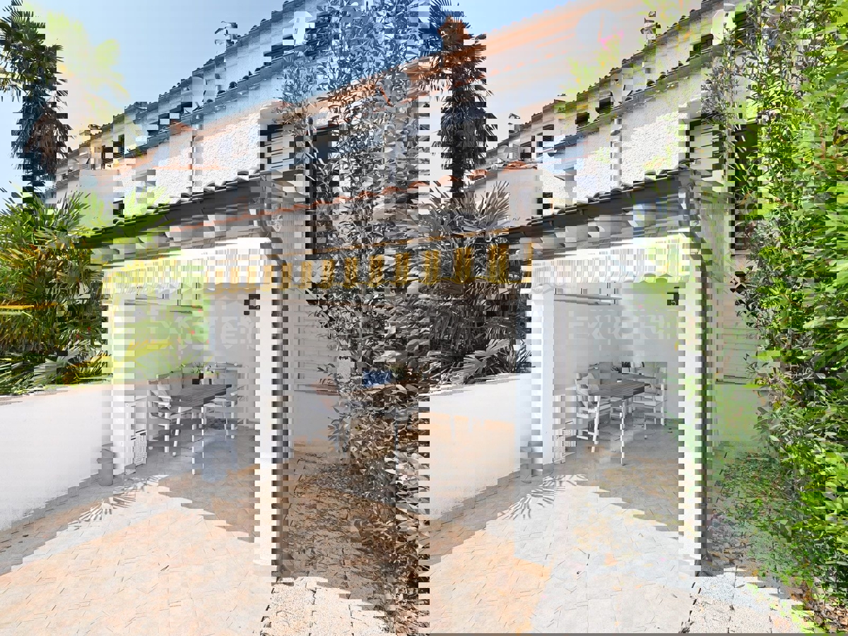 Červar Porat - elegante APPARTAMENTO CON GIARDINO, completamente ristrutturato!