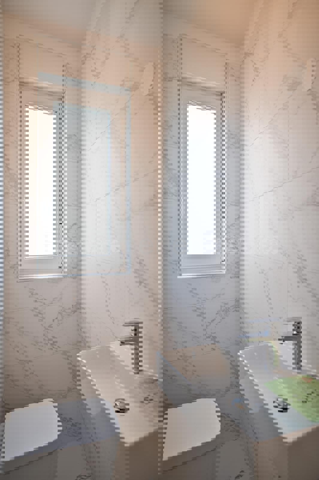 ISTRIA, zona Parenzo – appartamento (71,33 m²) al piano terra con GIARDINO (180 m²), 3 camere da letto