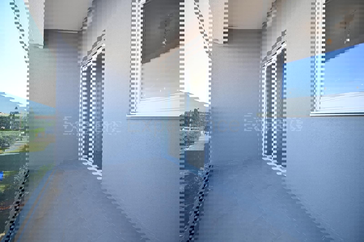 ISTRIA, zona Parenzo – appartamento (71,33 m²) al piano terra con GIARDINO (180 m²), 3 camere da letto