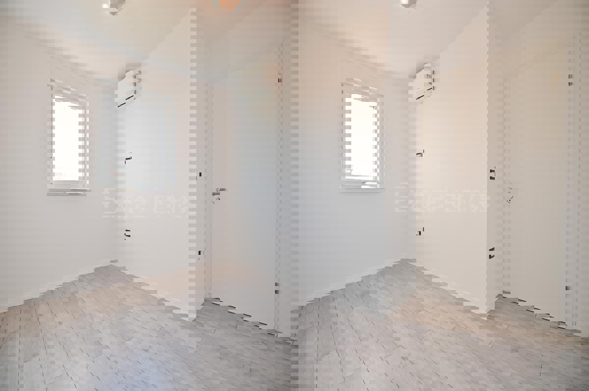 ISTRIA, zona Parenzo – appartamento (71,33 m²) al piano terra con GIARDINO (180 m²), 3 camere da letto