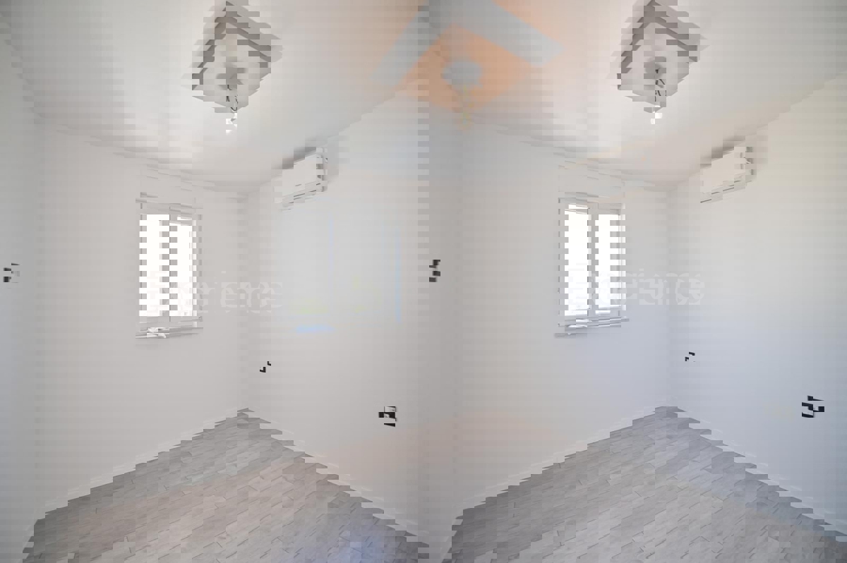 ISTRIA, zona Parenzo – appartamento (71,33 m²) al piano terra con GIARDINO (180 m²), 3 camere da letto