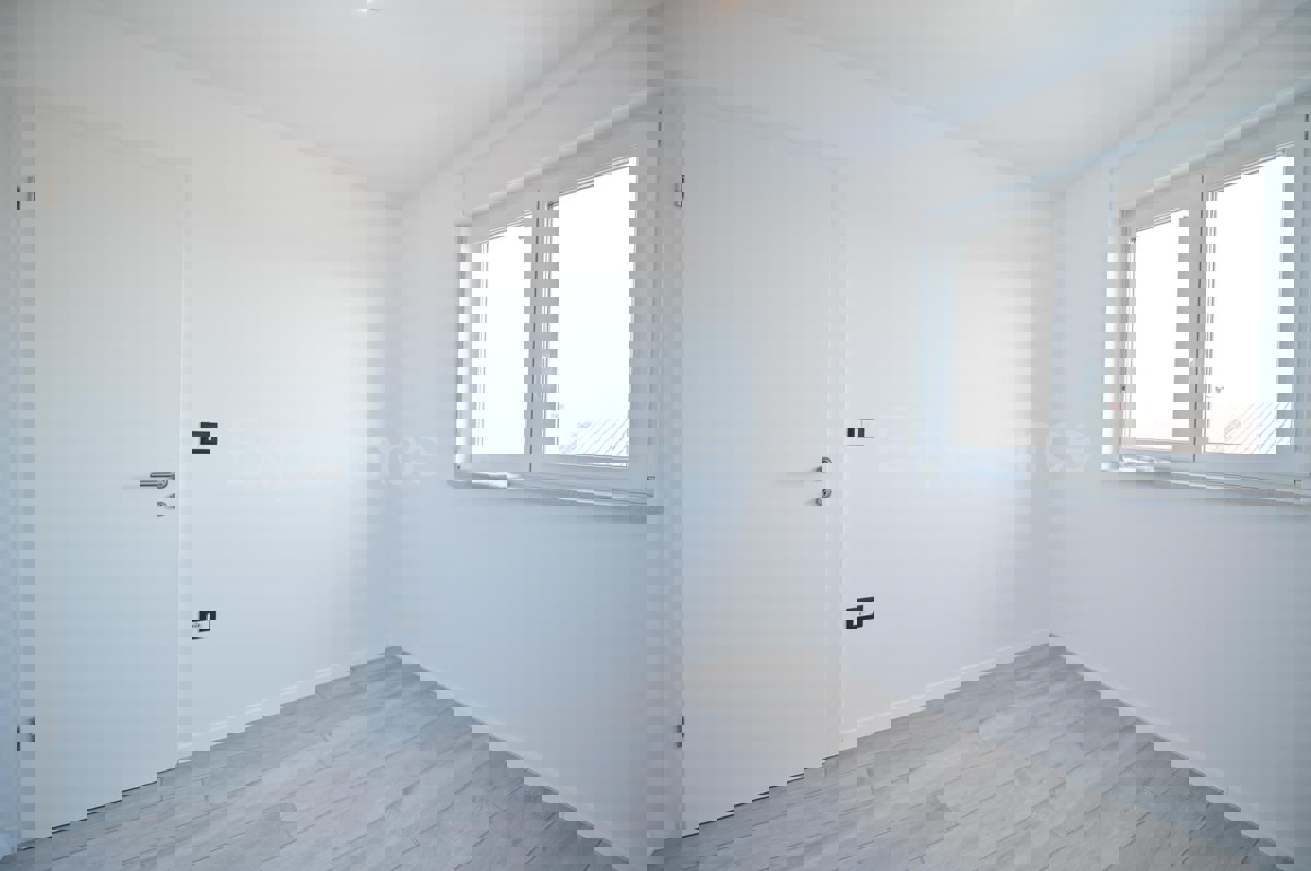 ISTRIA, zona Parenzo – appartamento (71,33 m²) al piano terra con GIARDINO (180 m²), 3 camere da letto