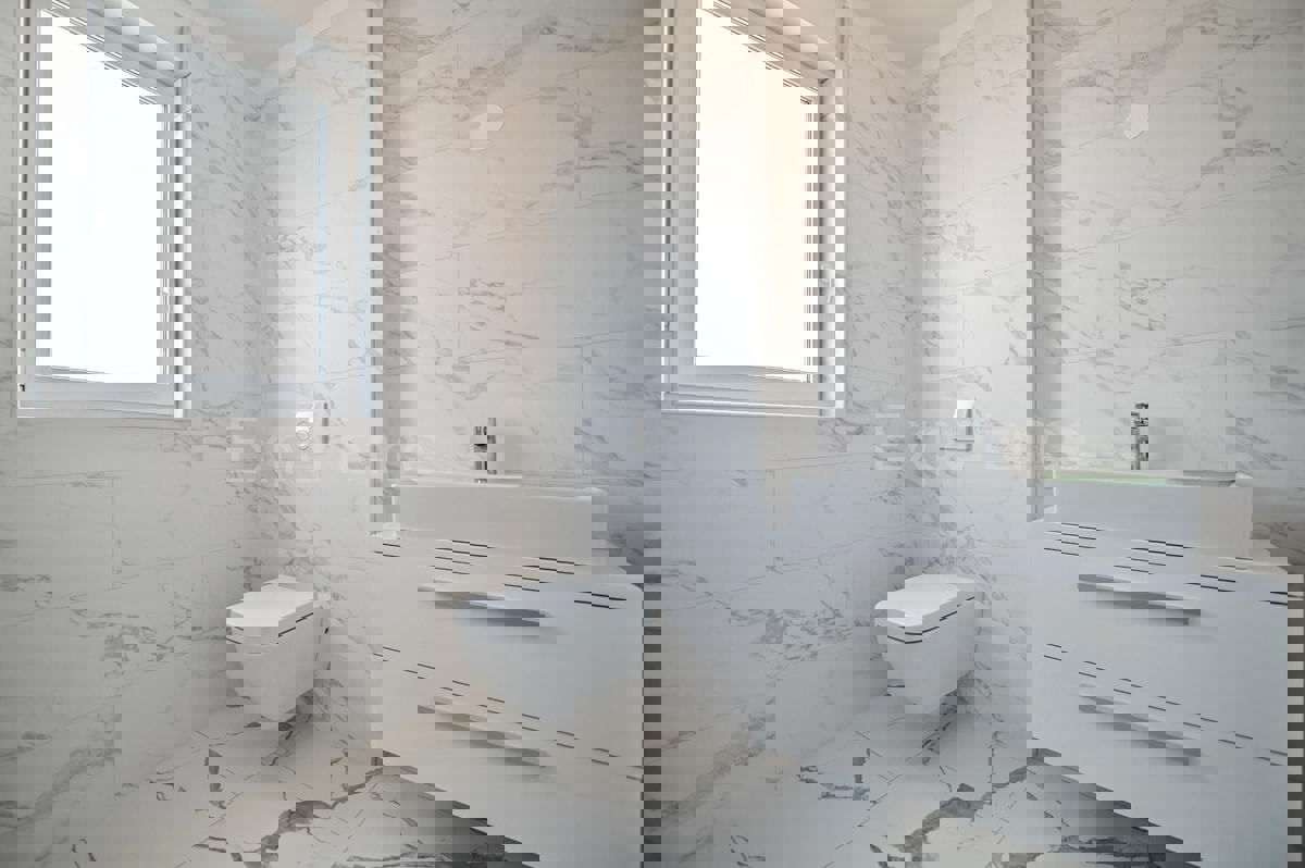 ISTRIA, zona Parenzo – appartamento (71,33 m²) al piano terra con GIARDINO (180 m²), 3 camere da letto