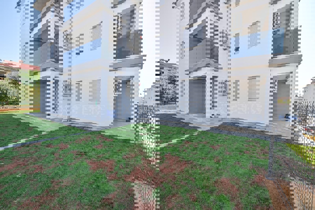 ISTRIA, zona Parenzo – appartamento (71,33 m²) al piano terra con GIARDINO (180 m²), 3 camere da letto