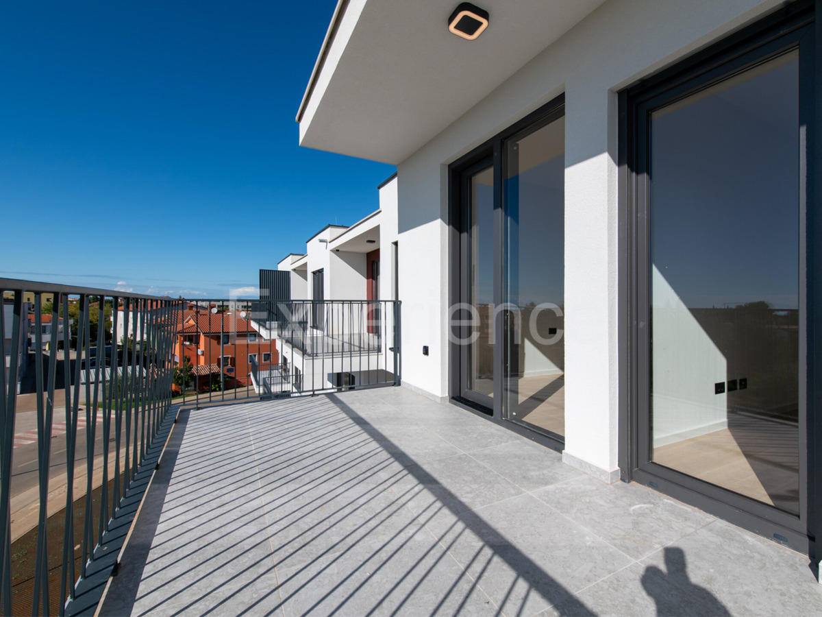 ISTRIA, Umago - appartamento in un nuovo edificio, 3 camere da letto, 3. piano, ASCENSORE, garage!