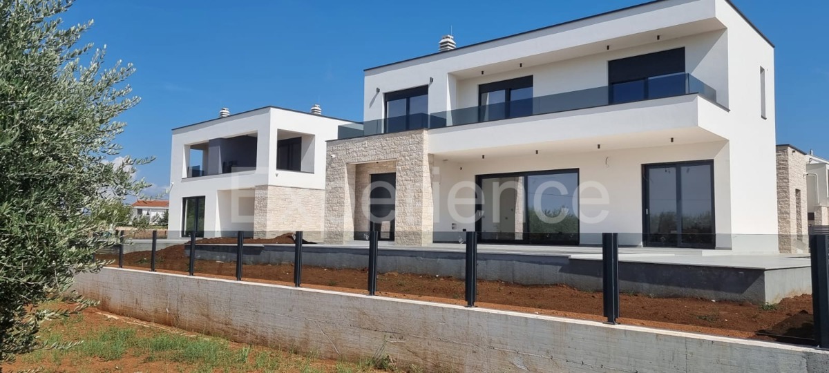 Nelle vicinanze di Parenzo - villa moderna di nuova costruzione con piscina!