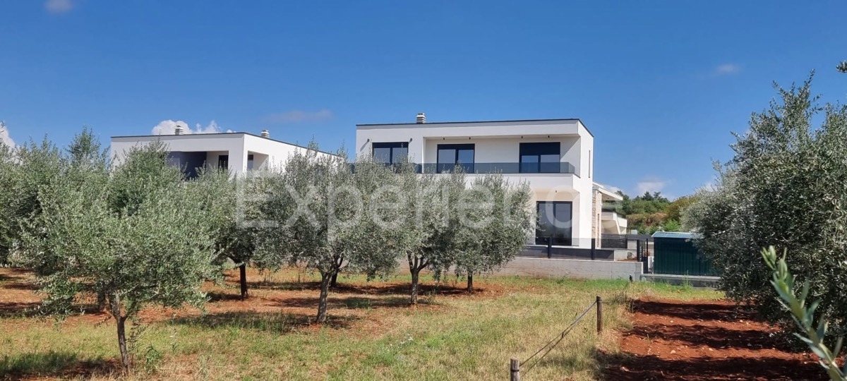 Nelle vicinanze di Parenzo - villa moderna di nuova costruzione con piscina!