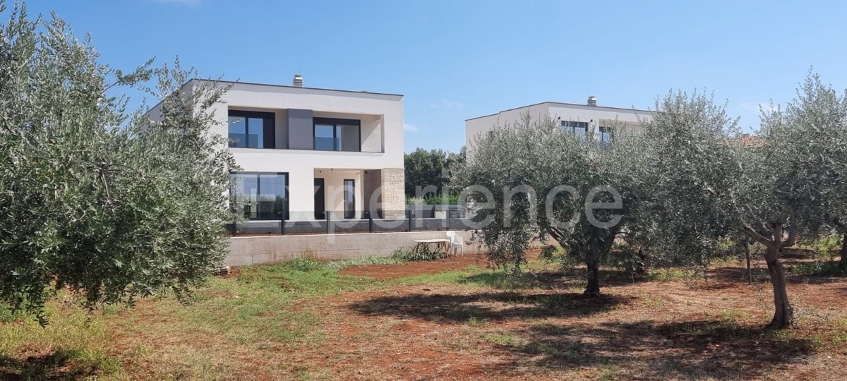 Nelle vicinanze di Parenzo - villa moderna di nuova costruzione con piscina!