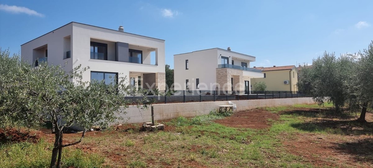 Nelle vicinanze di Parenzo - villa moderna di nuova costruzione con piscina!