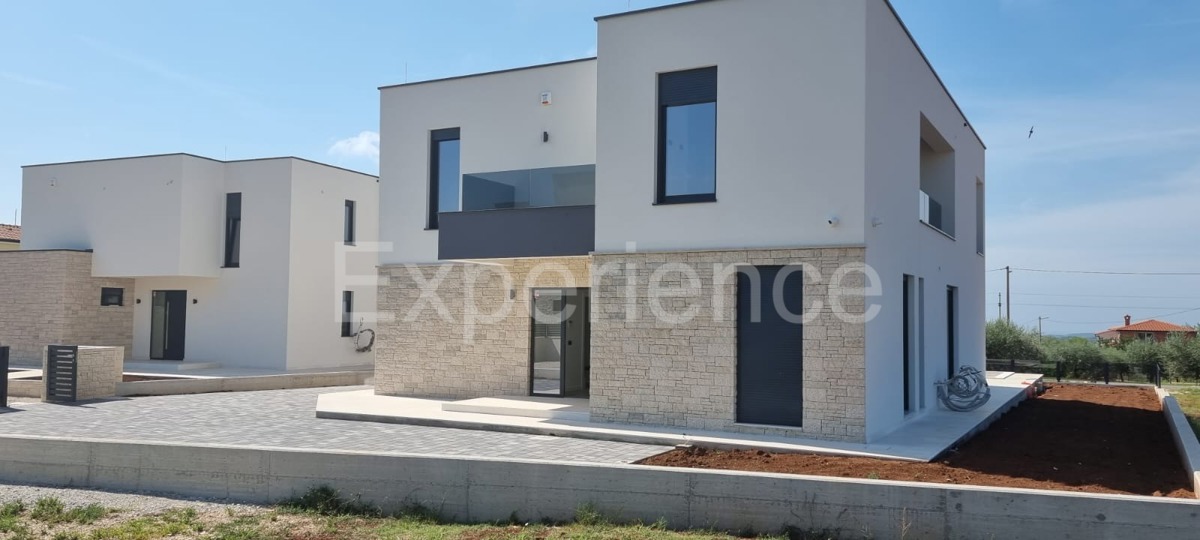Nelle vicinanze di Parenzo - villa moderna di nuova costruzione con piscina!