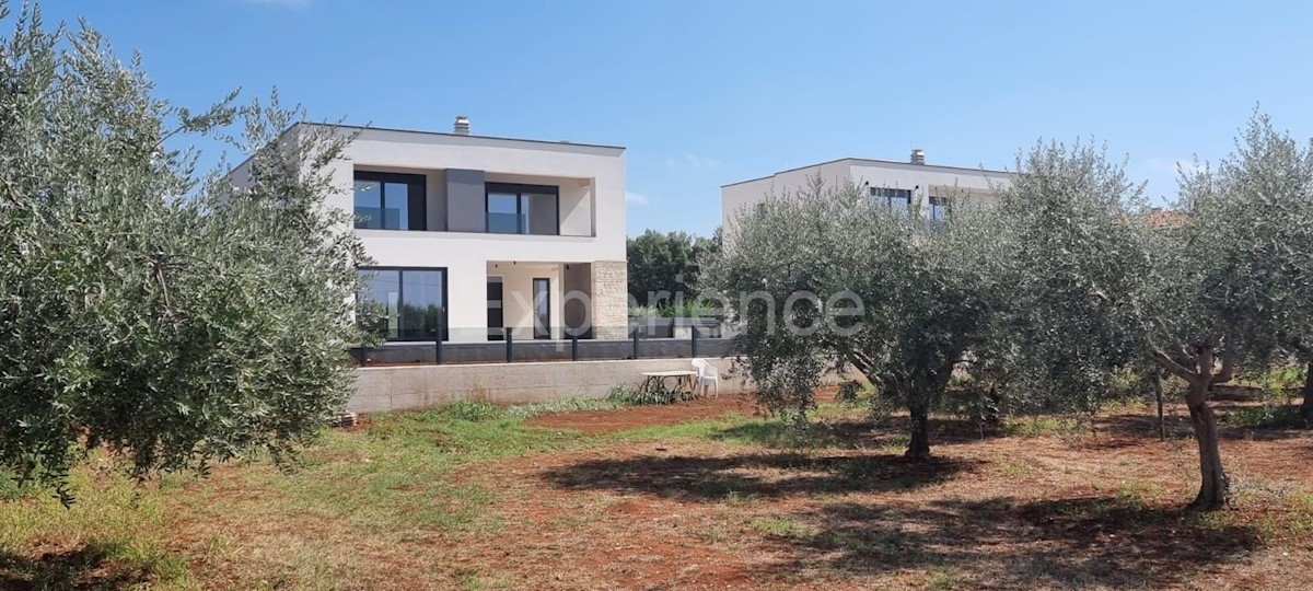 Nelle vicinanze di Parenzo - villa moderna di nuova costruzione con piscina!