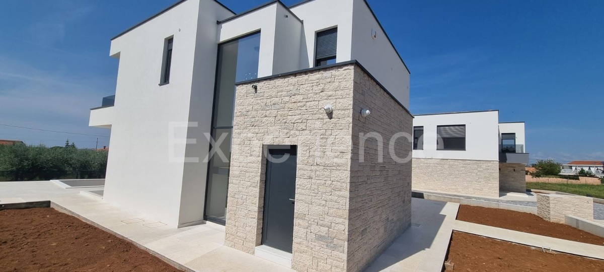 Nelle vicinanze di Parenzo - villa moderna di nuova costruzione con piscina!