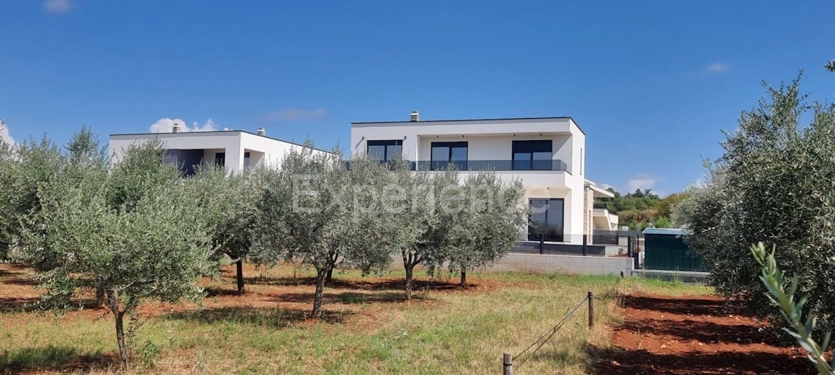 Nelle vicinanze di Parenzo - villa moderna di nuova costruzione con piscina!