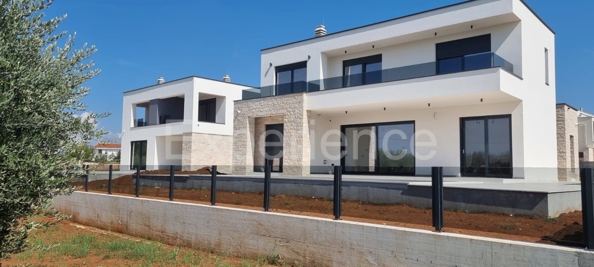 Nelle vicinanze di Parenzo - villa moderna di nuova costruzione con piscina!