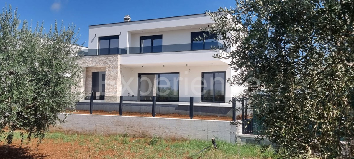 Nelle vicinanze di Parenzo - villa moderna di nuova costruzione con piscina!