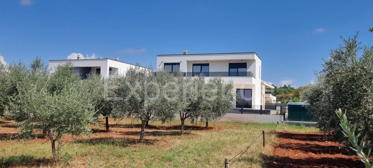 Nelle vicinanze di Parenzo - villa moderna di nuova costruzione con piscina!