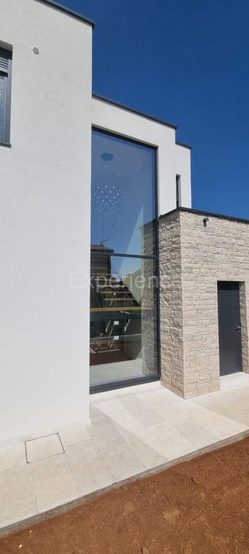 Nelle vicinanze di Parenzo - villa moderna di nuova costruzione con piscina!