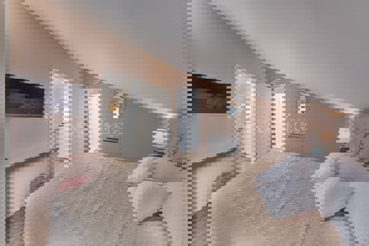 Vicino a Parenzo - a circa 5 km dal mare, villa con piscina, 6 camere da letto!