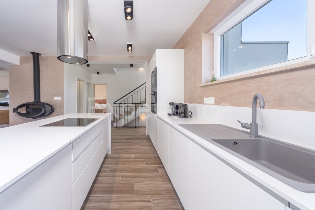 Vicino a Parenzo - a circa 5 km dal mare, villa con piscina, 6 camere da letto!