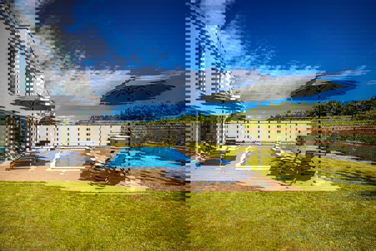 Vicino a Parenzo - a circa 5 km dal mare, villa con piscina, 6 camere da letto!