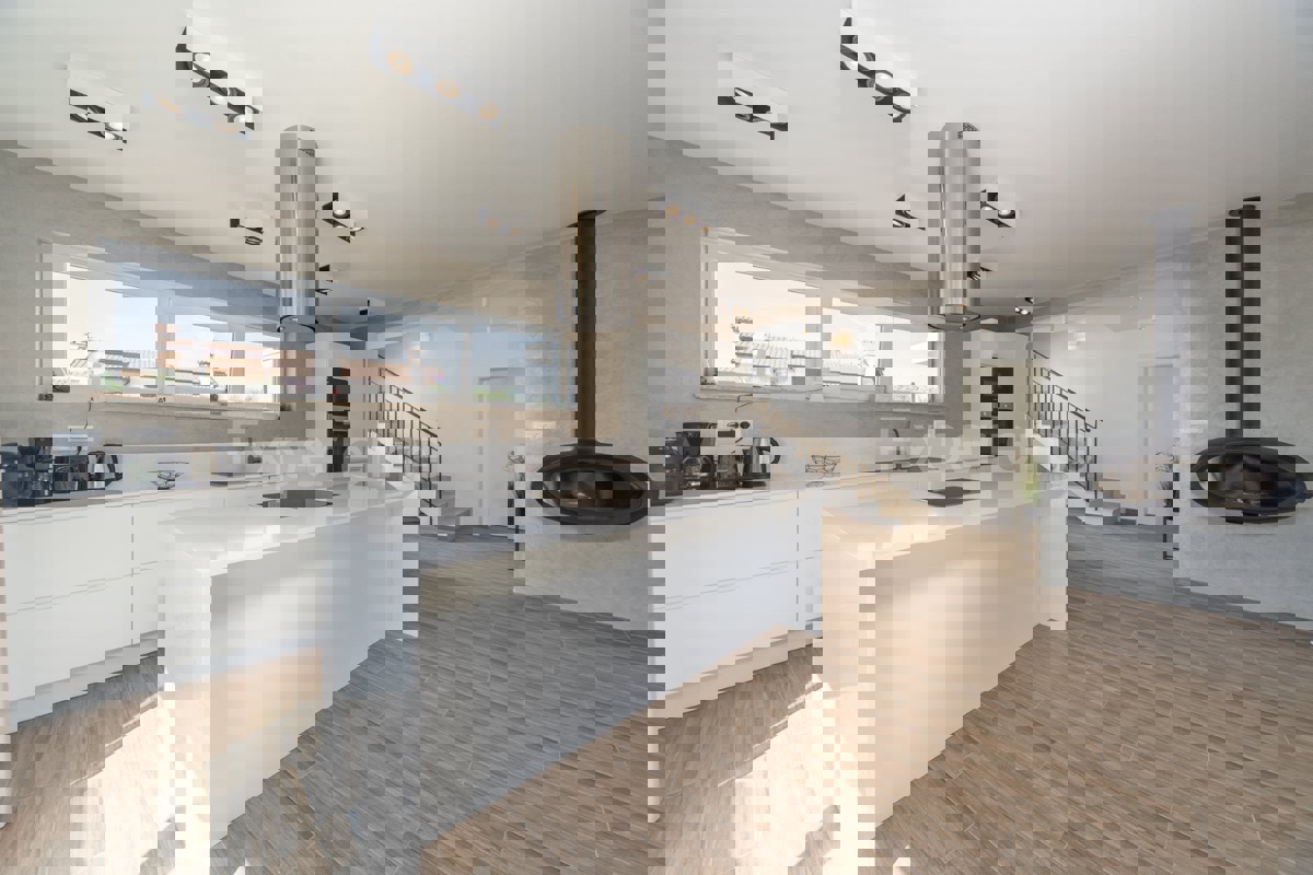 Vicino a Parenzo - a circa 5 km dal mare, villa con piscina, 6 camere da letto!