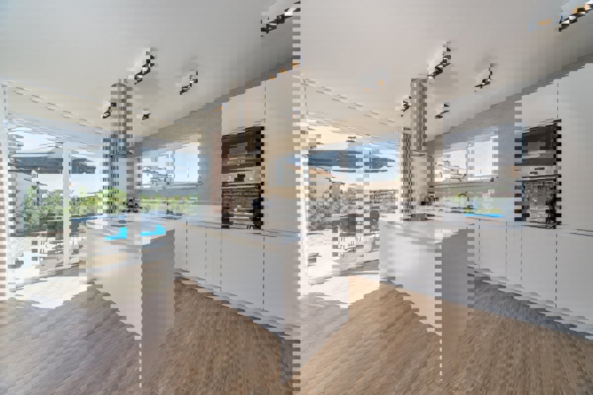 Vicino a Parenzo - a circa 5 km dal mare, villa con piscina, 6 camere da letto!