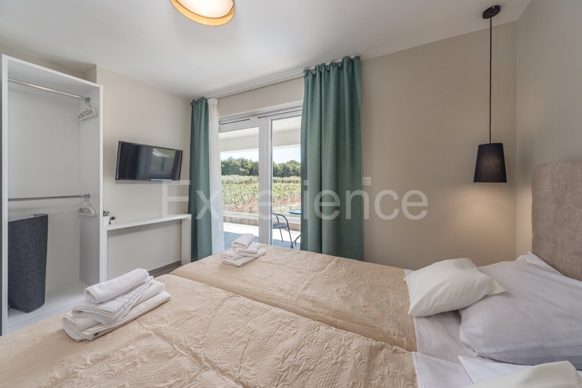 Vicino a Parenzo - a circa 5 km dal mare, villa con piscina, 6 camere da letto!