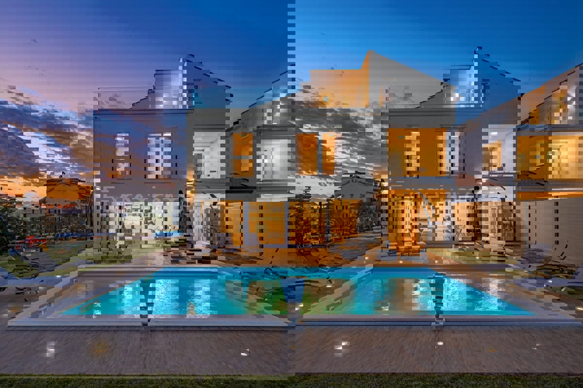 Vicino a Parenzo - a circa 5 km dal mare, villa con piscina, 6 camere da letto!