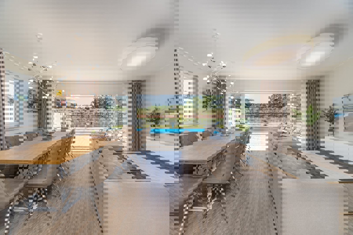 Vicino a Parenzo - a circa 5 km dal mare, villa con piscina, 6 camere da letto!