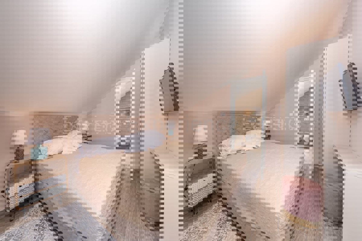 Vicino a Parenzo - a circa 5 km dal mare, villa con piscina, 6 camere da letto!