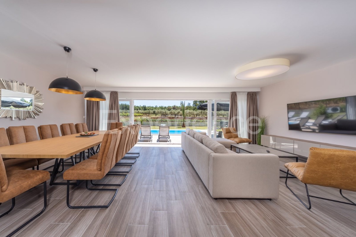 Vicino a Parenzo - a circa 5 km dal mare, villa con piscina, 6 camere da letto!