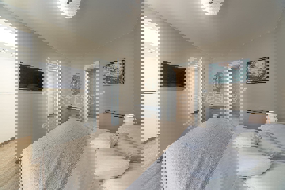 Vicino a Parenzo - a circa 5 km dal mare, villa con piscina, 6 camere da letto!