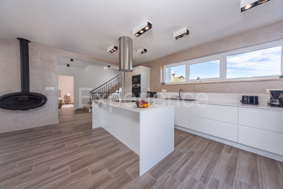 Vicino a Parenzo - a circa 5 km dal mare, villa con piscina, 6 camere da letto!