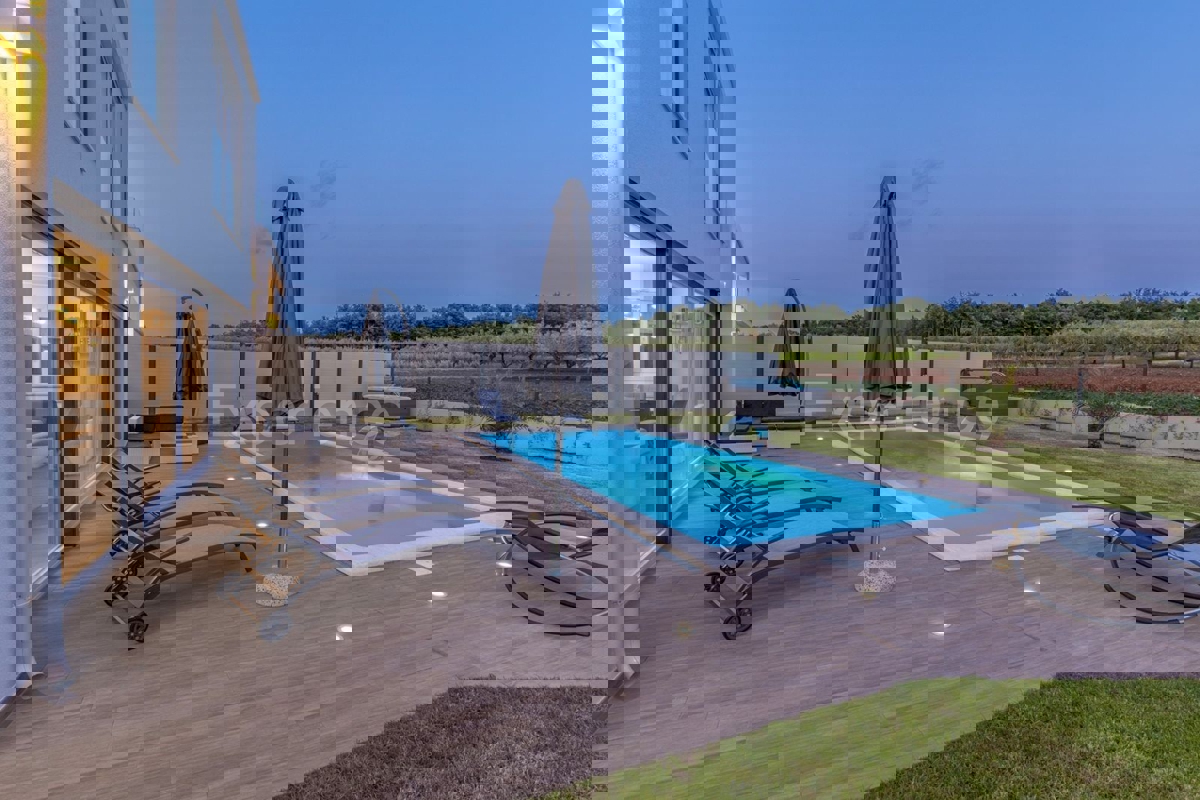 Vicino a Parenzo - a circa 5 km dal mare, villa con piscina, 6 camere da letto!