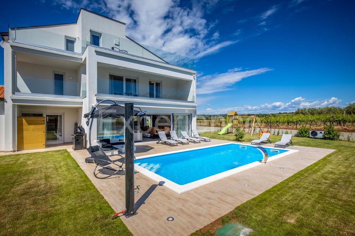 Vicino a Parenzo - a circa 5 km dal mare, villa con piscina, 6 camere da letto!