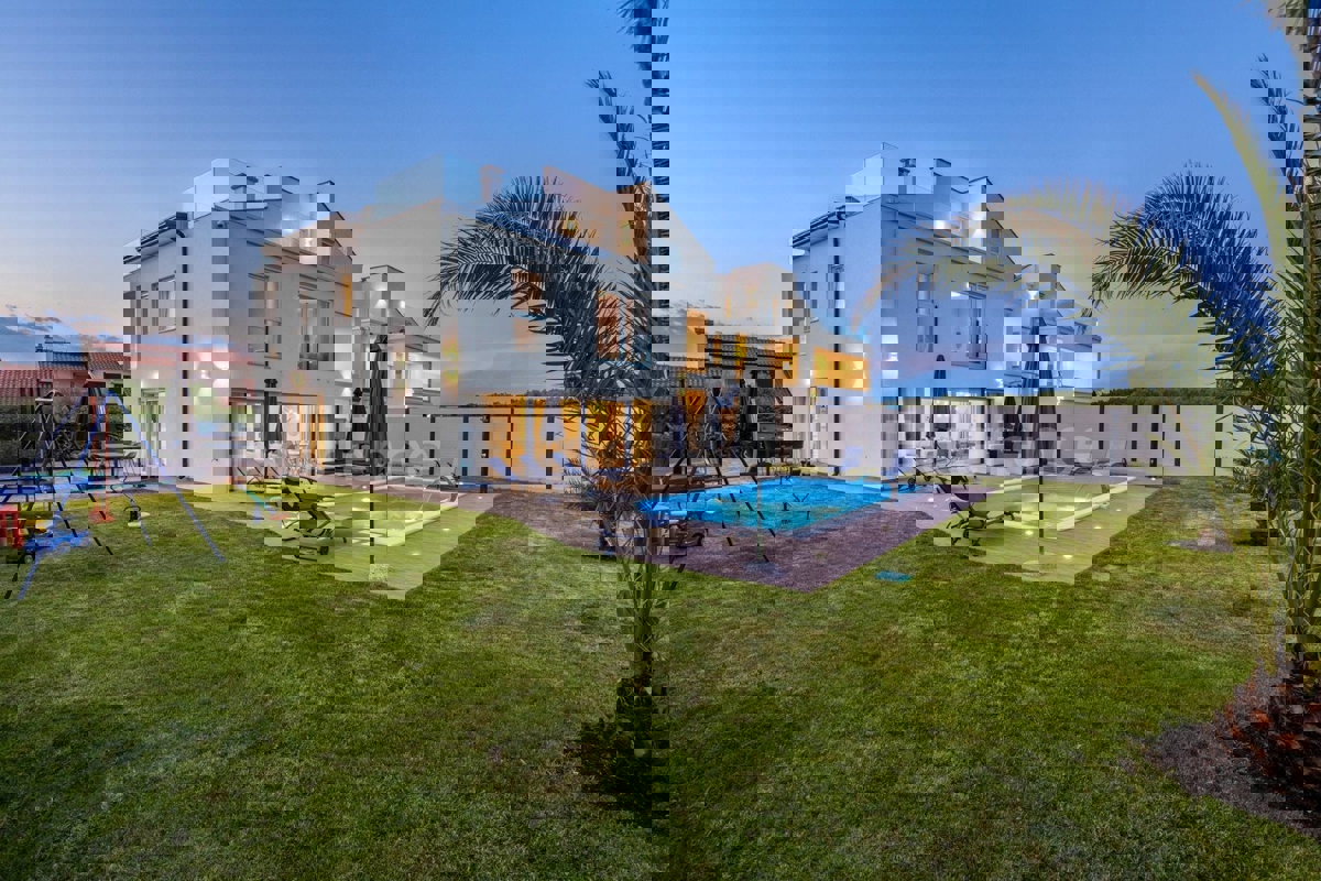 Vicino a Parenzo - a circa 5 km dal mare, villa con piscina, 6 camere da letto!