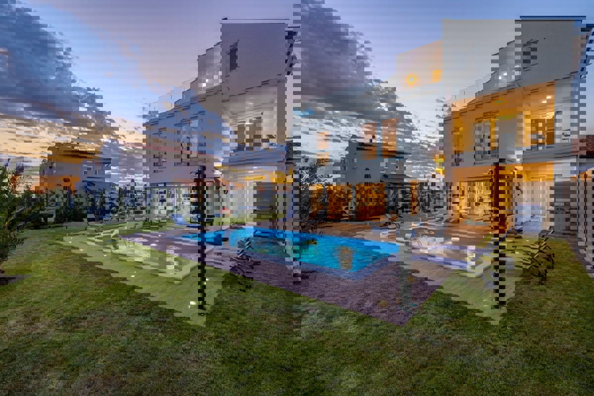 Vicino a Parenzo - a circa 5 km dal mare, villa con piscina, 6 camere da letto!