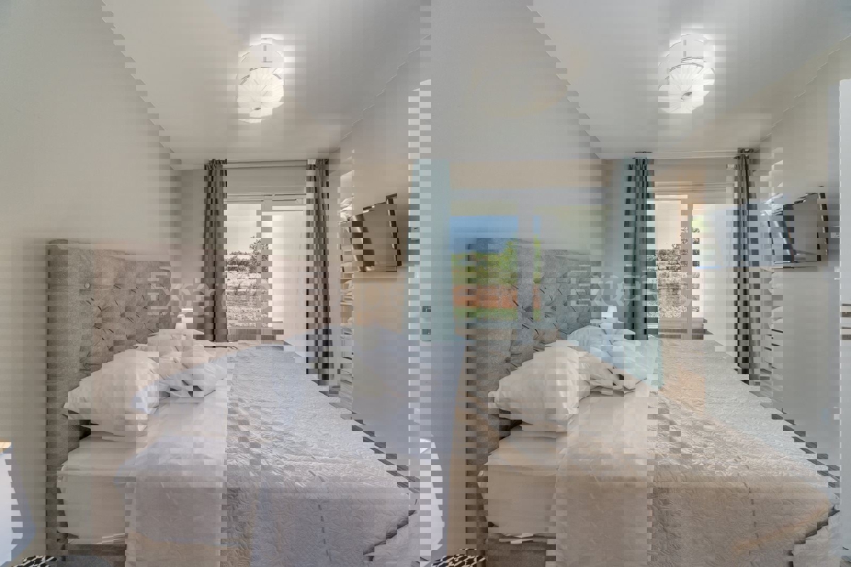 Vicino a Parenzo - a circa 5 km dal mare, villa con piscina, 6 camere da letto!