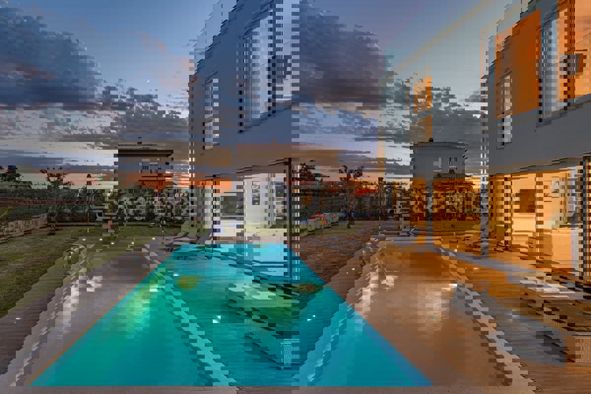 Vicino a Parenzo - a circa 5 km dal mare, villa con piscina, 6 camere da letto!