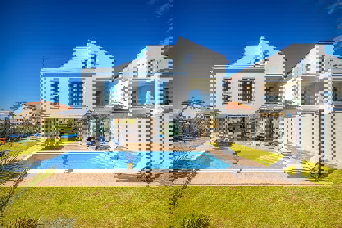 Vicino a Parenzo - a circa 5 km dal mare, villa con piscina, 6 camere da letto!