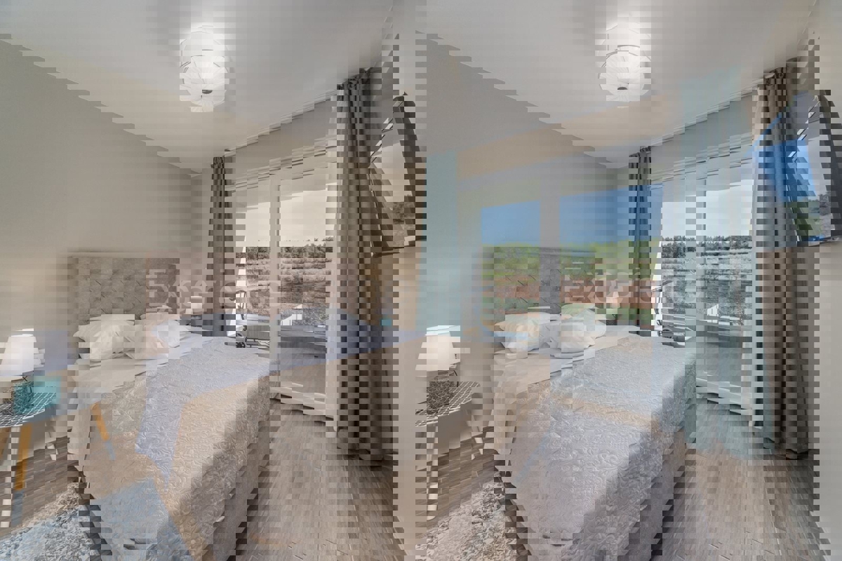 Vicino a Parenzo - a circa 5 km dal mare, villa con piscina, 6 camere da letto!